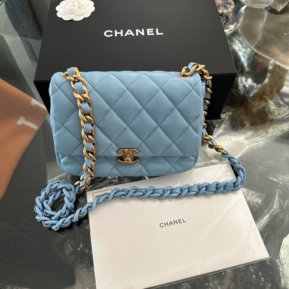 CHANEL Sky Blue Quilted Crossbody Bag with Gold Chain - Picture 3 of 9